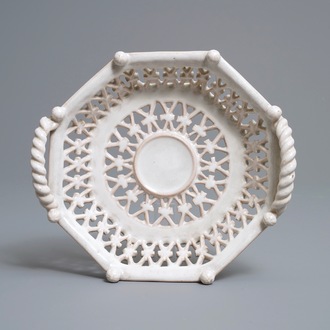 Un panier ajouré de forme octagonale en faïence blanche de Delft ou Francfort, 17ème